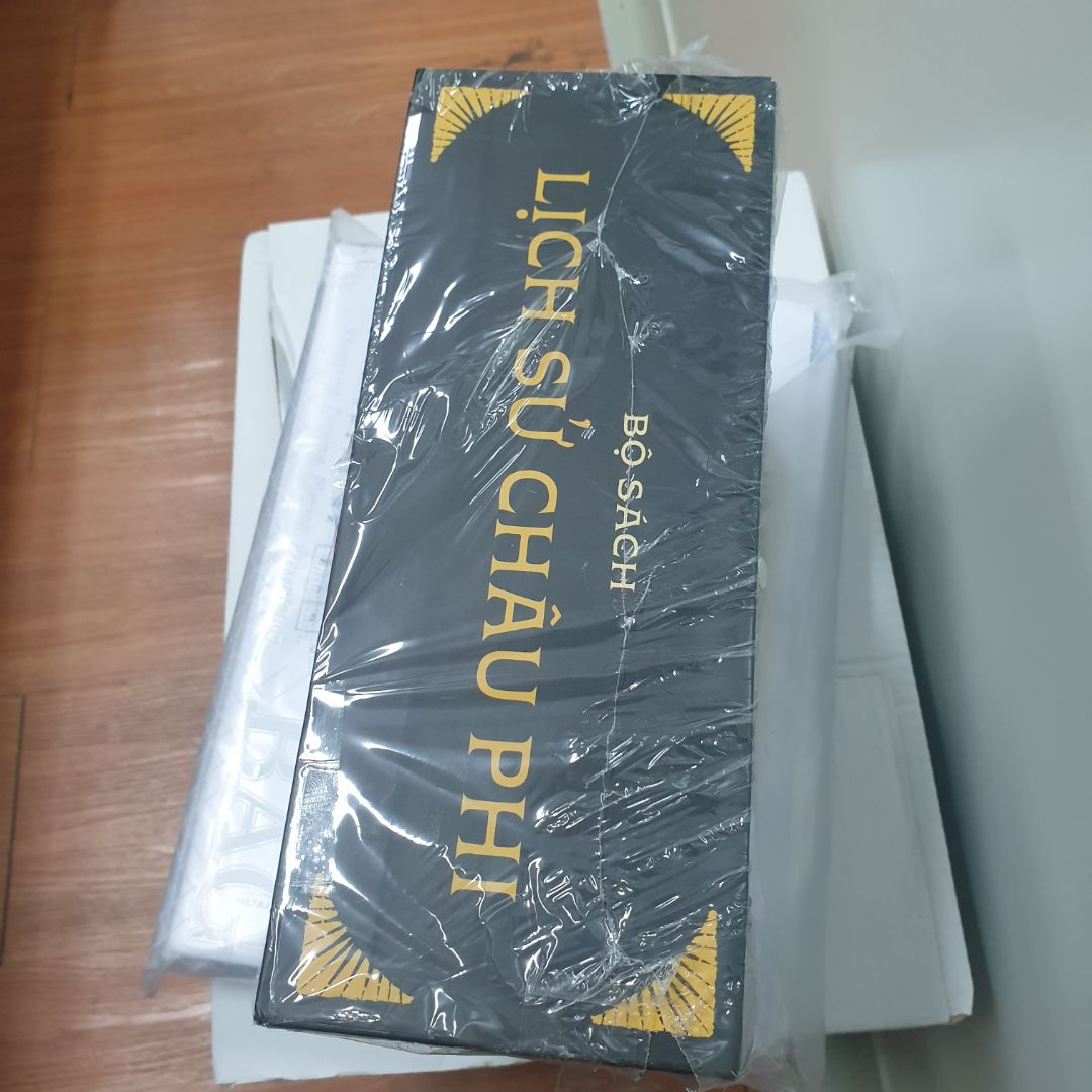 Bộ sách kỷ niệm 5 năm của Omega+. Tác phẩm mong chờ nhất trong năm của Omega+ với nội dung thú vị về lịch sử Châu Phi - những bí ẩn và huyền thoại của một thời. Sách bìa cứng, có hộp, bao bọc cẩn thận, giá lại tốt trong dịp Sinh nhật Tiki. Nên mua ngay để có trên kệ nè.