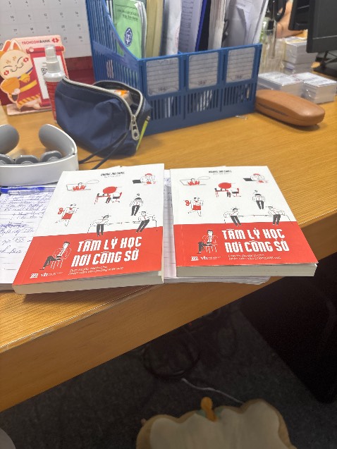 Muốn mua 1 cuốn mà đặt nhầm 2 cuốn mà hay nên lấy luôn 2