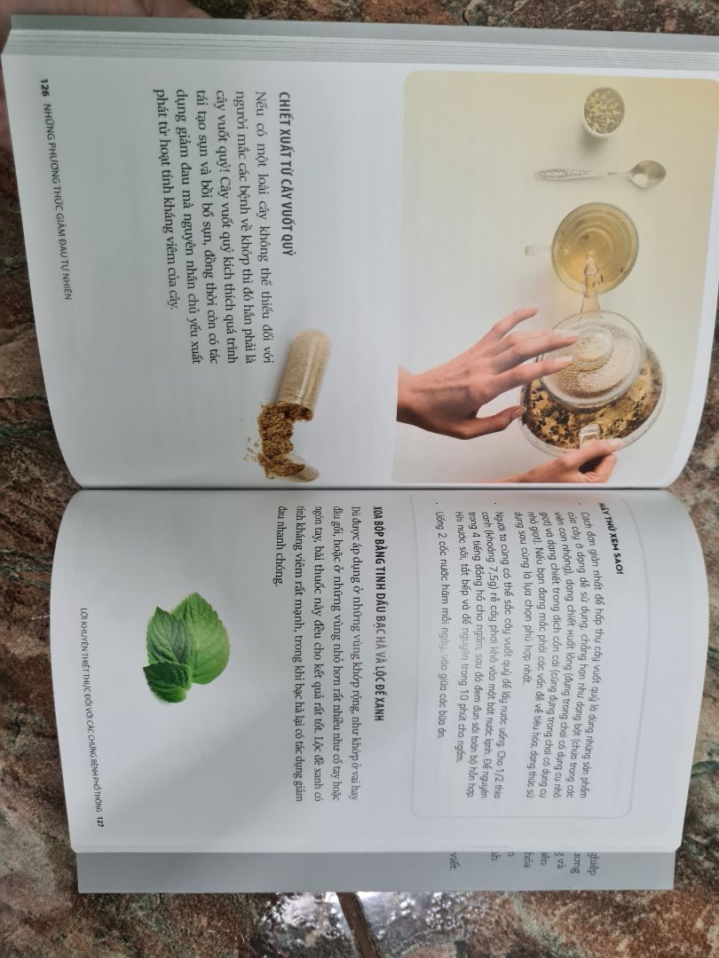 Không hài lòng vì bị giao sách đã qua sử dụng.
Giao sách cũ, bị gẫy bìa sau, cầm lên có cảm giác là đã bị đọc rồi nên gẫy theo hướng cầm như thế. sau đó được đem bọc nilon sơ xài lại và bán cho khách.
Bên trong là sách màu.