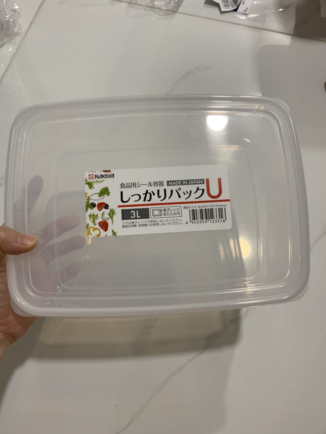 Nhựa PP nên an tâm. Nắp dẻo. Dung tích đủ để đồ trong tủ đông.