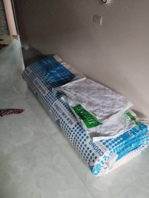 Nệm nặng hai người bê, mùa đông nằm ấm , khi mới mua hơi có mùi nhưng vẫn ok. Ko bị đau lưng, êm vừa phải