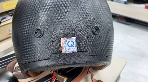 Giao nhanh, đủ phụ kiện. 
Nếu so sánh với hình mẫu của shop thì bị sai lệch:
- Logo in nhòe, màu không đẹp, không phải logo nổi của shop đăng
- Lỗ thông gió bằng nhựa, không phải inox lưới
- Miếng nhựa sau nón phía dưới không có chữ Roc.
Shop làm rõ cho mình những thắc mắc trên.