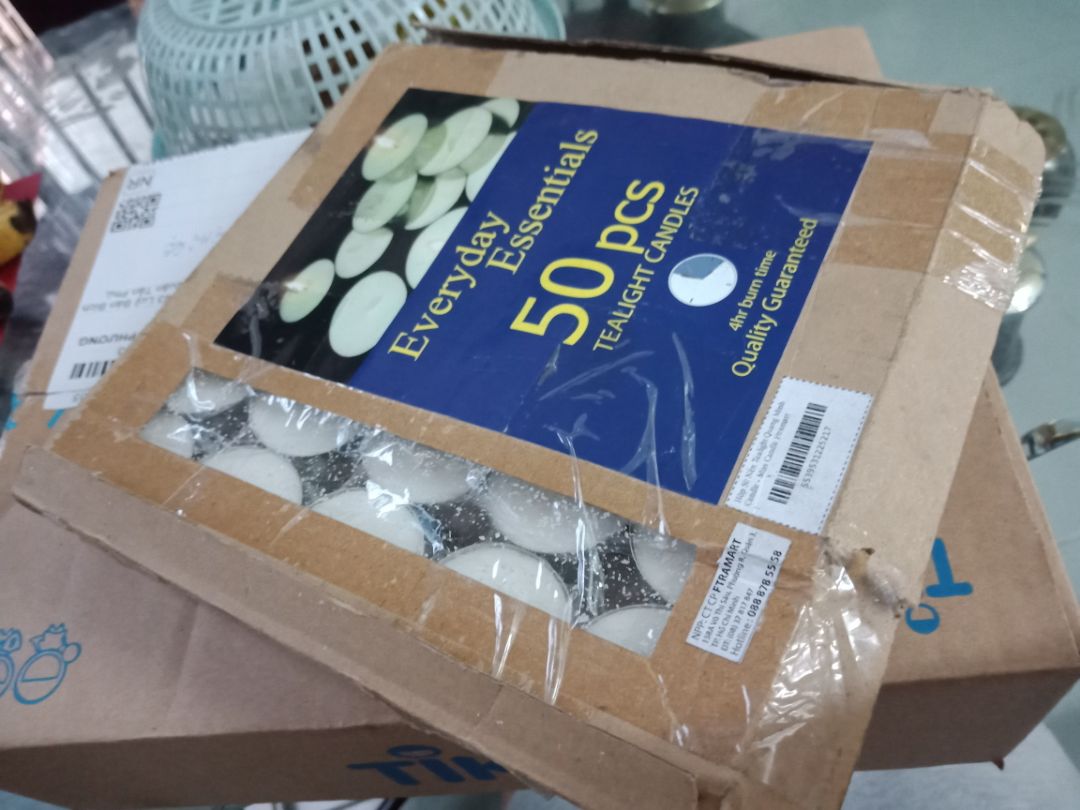 Lần đầu tiên mua hàng ở Tiki mà nhận đc hàng khủng khiếp như v. Mình nhận đc 1 cái hộp nến NÁT BẤY, rách bươm đc dán băng keo cố định lại. Ok mình dễ tính, hộp méo mó tí cũng k sao, dù j mình cũng lấy ra xài. mở ra sấp lại thì phát hiện trg hộp chỉ có 46v, có viên còn trơ trọi ko có bọc kim loại, có viên thì sáp nến bể luôn. Mình ko hiểu sao hộp nến nv mà có thể bán đc cho khách luôn :(