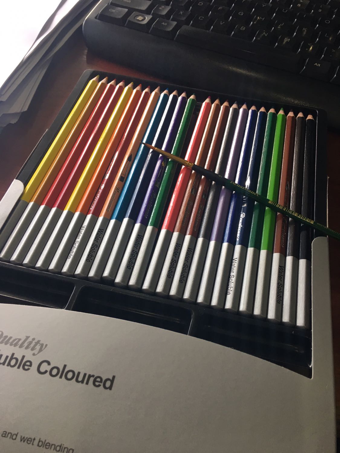 Bên trong là 24 màu và kèm một cọ nhỏ! Lúc nhận hàng bút có hơi lộn xộn nhưng may không bị gì! Mình mua lúc sales 144k