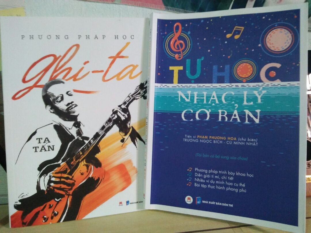 Sách tốt,đẹp👍👍dễ hiểu mong là mình có thể học và nhớ hết nhạc lý trong cuốn sách này có bài tập nữa rất tốt...nhưng tgian giao hàng lâu quá cả 1tháng mới có mong tiki xem lại,gói hàng dễ hư sách lắm.Mn nên mua sách này học nhé vừa rẻ vừa tốt 👍