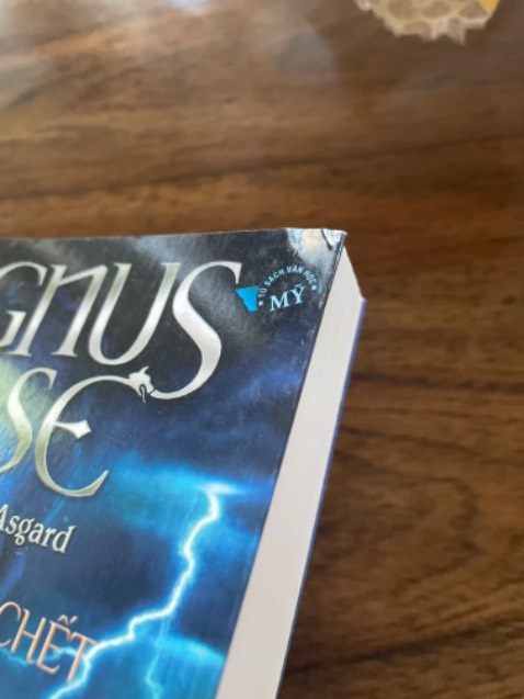 mình ở nước ngoài mua sách nhờ bạn nhận hộ rồi mang sang. Bây giờ mở ra thất vọng cực kỳ :) Sách vừa bẩn vừa cũ, nguyên phần bìa xước không còn gì để nói. Đến tên sách ở phần gáy cũng in lệch hẳn sang 1 bên. Chọn mua ở nhà sách uy tín cho chắc ăn xong mà thế này :)