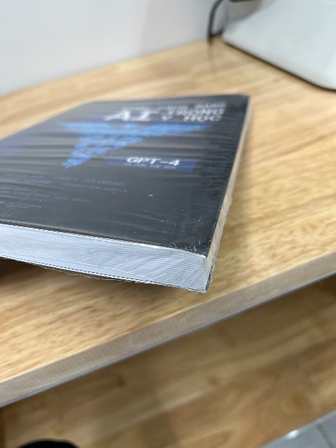 Đơn hàng giao khá nhanh, tuy nhiên bảo quản quá tệ, hộp bị rách, bìa và rìa sách đều bị cong, hư hỏng :(