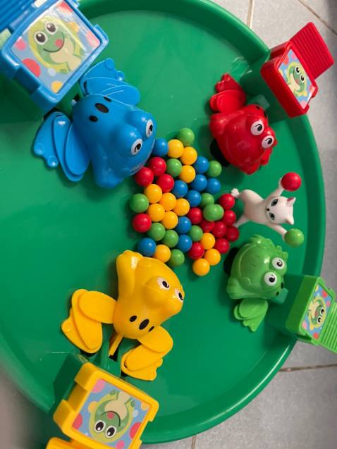 Chơi vui , nhưng mẫu này hơi nhỏ . Mình đã đặt lại mẫu 4 người chơi giá 199k của shop , mình rất hài lòng về sản phẩm này ,nhựa cứng cáp, to, hình ảnh sắc nét có thể chơi từ 2-4 người . Khuyên các bạn bên mua luôn bộ lớn 4 người chơi và giành thời gian chơi cùng con .