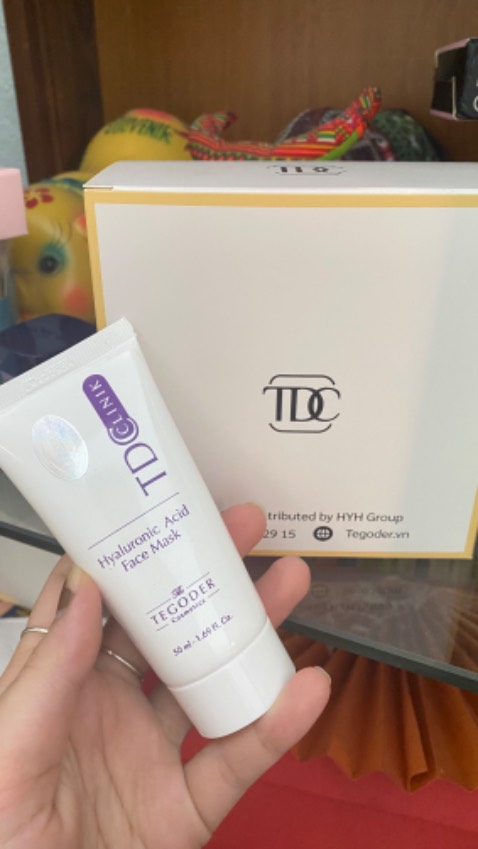 Giá rẻ hơn bên *** mà lại đc quà là hộp bông tẩy trang nữa. Mặt nạ bôi lên thấy mát mát dịu da tốt cấp ẩm bôi làm mặt nạ ngủ qua đêm cũng đc nha