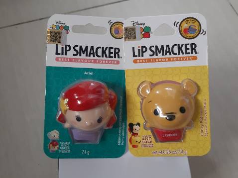 Son dưỡng ẩm tốt, có mùi Bưởi Bồ Đào thơm nhẹ, lên môi sẽ có màu hồng nhạt so với môi ban đầu (tùy môi của mỗi người ạ). Có vị ngọt như kẹo, tạo hình xin xắn. 
Giao hàng nhanh, chất lượng tốt, có tem chứng nhận an toàn ạ.