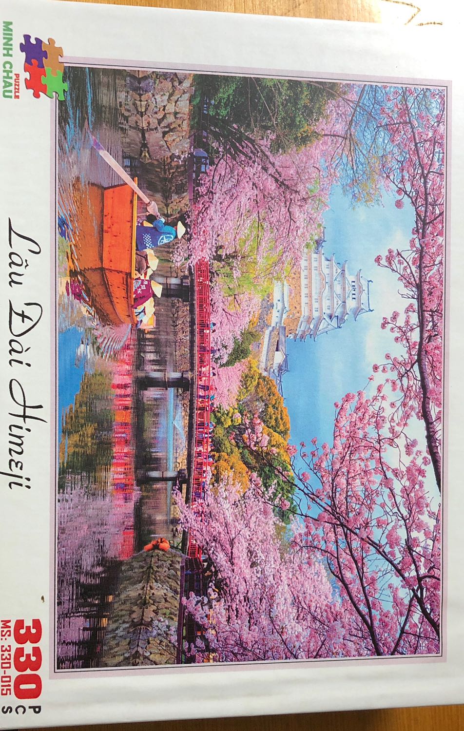 Hộp có bị móp phần góc trên phải xíu
K có kèm keo nước và bọt biển
Miếng ghép giấy dày
Chưa ghép nên k biết có bị đứt gãy hay thiếu mảnh nào không