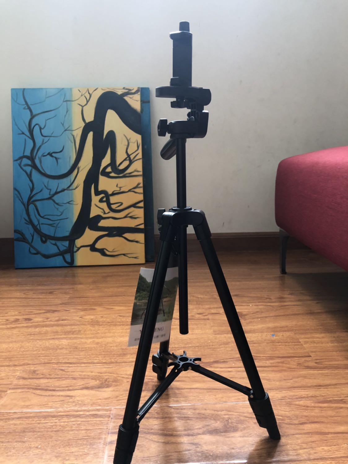 Ban đầu mình định mua vì nhìn hình minh hoạ tưởng có thể kéo dài cần gạc ra phía trước 1 chút được, như vậy khi đặt dt song song với mặt sàn sẽ không bị thấy chân máy. Nhưng mà hong phải vậy đâu nha. Cổ của nó chỉ có vươn dài lên rồi gật lên xuống hoặc trái phải thôi.  Tuy nhiên sp này vẫn đang giá 5 sao vì chất lượng.
1. Ốc vít, các khớp xoay rất tốt.
1. Thân giá đỡ được sơn tĩnh điện đẹp. Nói chung cầm vào rồi dùng thử thấy ok lắm.
3. Có giấy hướng dẫn sử dụng đk blutooth để chụp hình hoặc zoom hình. Ko hỗ trợ zoom khi quay video nha.
4. Có 1 dây nối sạc ( ko có đồ cắm ) nhưng mình ko thấy hướng dẫn sạc ntn thì biết đầy pin. Ai biết chỉ mình với nhé.
5. Khung kẹp điện thoại bằng cách siết ốc, ko bất tiện như 1 số loại kẹp lò xo.
6. Khoá chân chắc chắn, dày dặn.
Mình có hình chụp cụ thể. Các bạn tham khảo trc khi mua nha. Hàng mới nói chung là không có j để chê. Để dùng lâu và thường xuyên mới biết dc. Chúc các bạn mua dc món hàng ưng ý