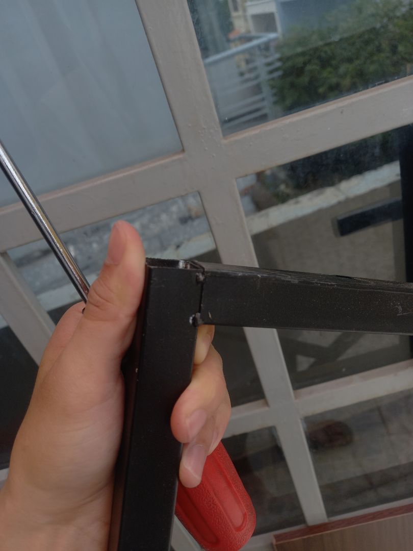 hàng giao nhanh, lắp khá tốn công vì không có hướng dẫn, lắp xong bị kênh một chút vì lỗ đục của 2 thanh dưới ko chuẩn, bàn không chắc chắn như trong hình,  nhỏ và khá thấp phù hợp người dưới m6, mng đã mua thì sẽ phải lựa ghế thấp thấp xíu. mép bàn xước nhiều