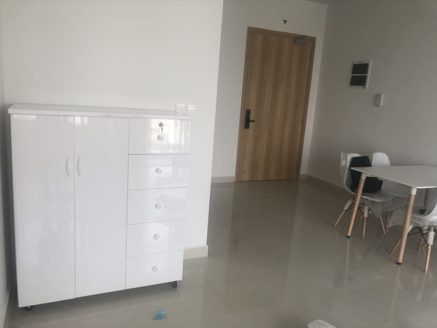 Tủ đẹp và chắc chắn hơn mình tưởng tượng nhiều. Gọn và đẹp lắm! Tủ đã được ráp sẵn luôn, mình đỡ phải ráp. Có bánh xe dễ di chuyển, nhẹ nhàng. Để vô nhà đẹp quá chừng. Chồng kêu phải viết review có tâm cho shop vì sp đẹp và bạn ship nhiệt tình mà mình đang lười quá. Tóm tắt lại là sản phẩm đáng mua đó mọi người.