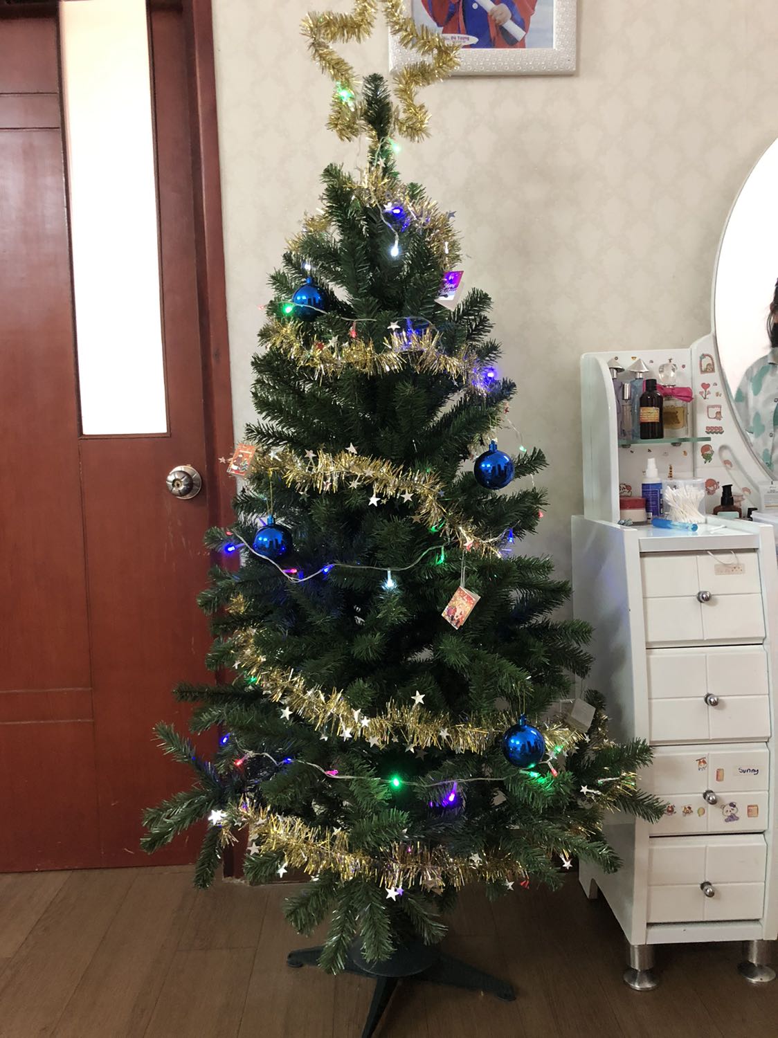 Tuyệt vời cây thông đẹp đúng như hình. Cành lá sum xuê. Shop làm ăn uy tín, chất lượng. Mình đã xem nhiều shop nhưng cảm nhận được shop uy tín nên đã mua. Đúng như mình cảm nhận.