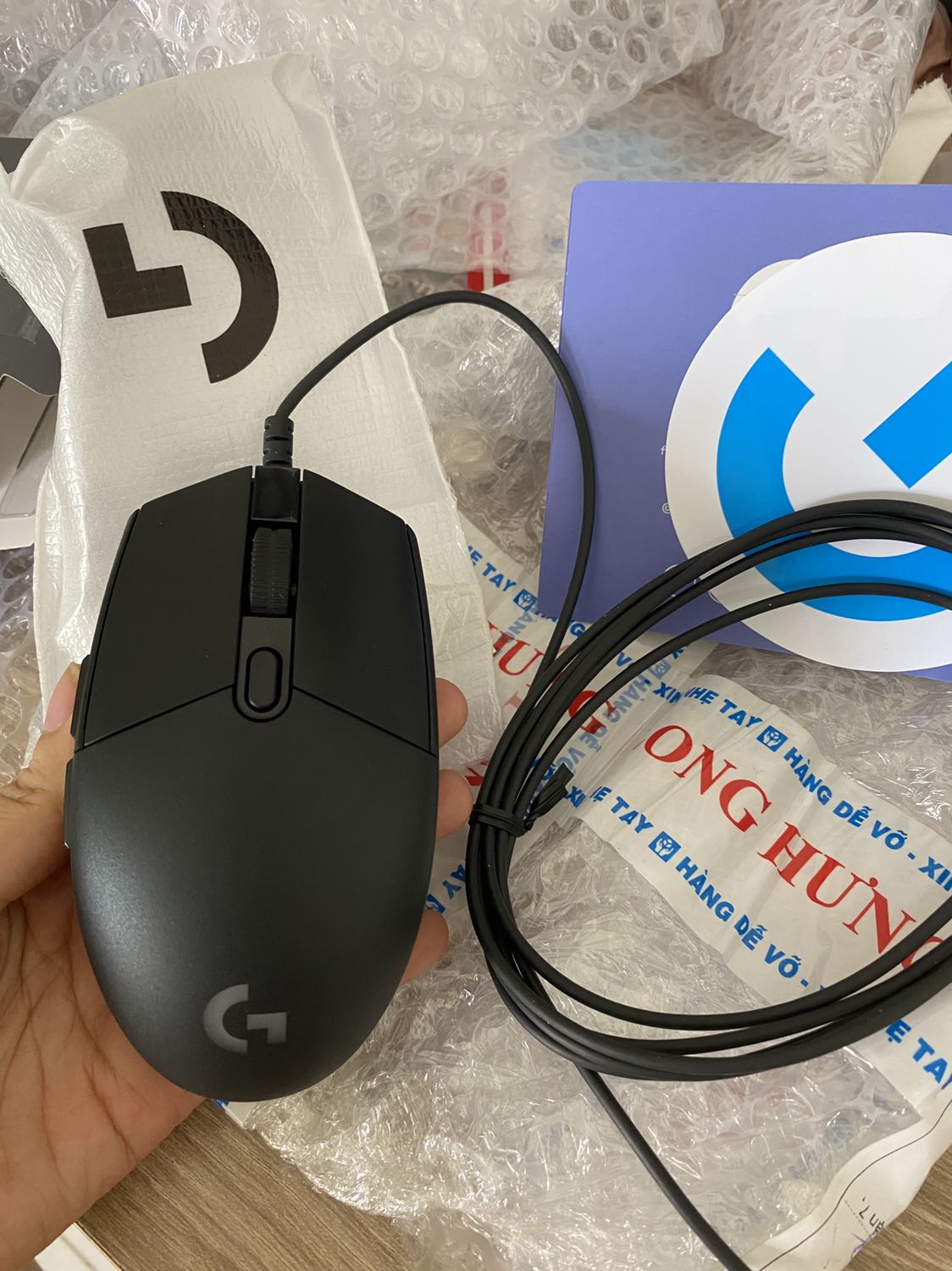 Chuột xài ổn áp lắm ạ. Cầm chắc tay, chuột ko quá to mà cũng ko bị nhỏ quá, click rất đã tay, xứng đáng đồng tiền.