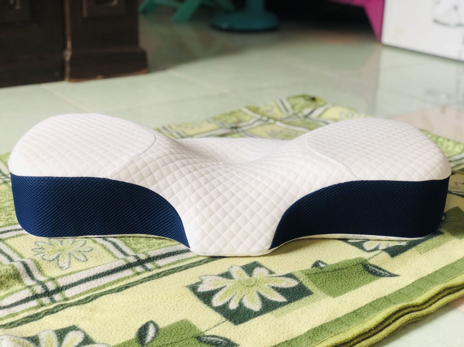 Gối chất liệu cao su non êm, nằm dễ chịu, nằm ngửa hay nghiêng người đều thoải mái. 

Có vấn đề là shop đóng gói hơi sơ sài, đóng gói vào túi nilon, sơ ý cái là rạch 1 đường vào vỏ gối, không còn đẹp nữa. Nên đóng vào hộp các tông cho chắc chắn.

* NÊN bán thêm vỏ gối thay thế, khi bị bẩn, còn có cái thay!!