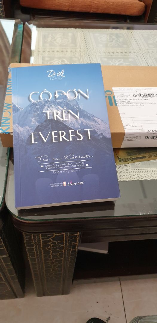 Ngoài viết trinh thám Di Li còn là tác giả của nhiều cuốn du ký. Giọng văn đơn giản nhưng hàm xúc,với vốn kiến văn sâu rộng các cuốn du ký của chị luôn cho người đọc một cái nhìn mới,sâu sắc hơn về cảnh và người ở nhiều nơi trên thế giới.
Cuốn này lại kể về một miền đất lạ Tây tạng. Một cuốn đáng đọc.
Sách giao nhanh,chất lượng rất ổn.