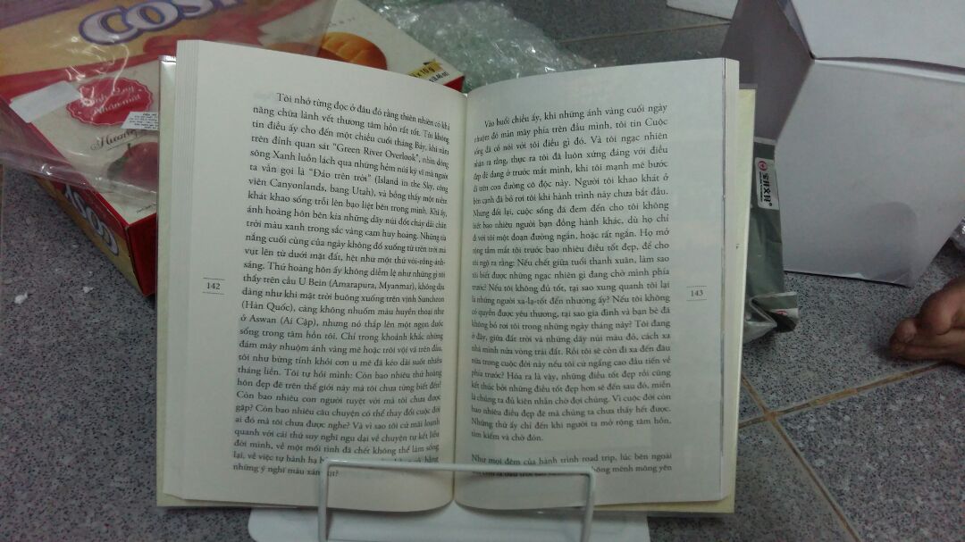 kệ sách này khá tốt trong việc giữ sách, có nhiều nấc để mình chỉnh tư thế đọc. thanh giữ sách có thể gập tùy ý giúp mình giữ các cuốn sách dày  cũng như các tờ giấy mỏng. rất tiện lợi