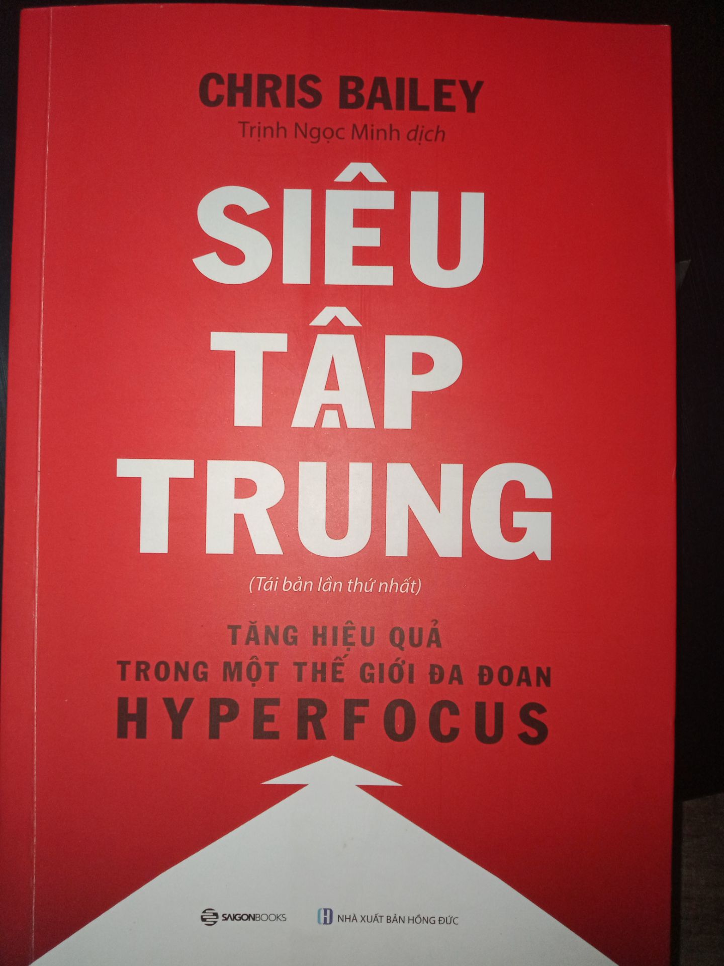 Giáo hàng nhanh, chất lượng tốt
Chris Bailey đưa ra những nghiên cứu về các phương pháp luyện tập siêu tập trung nên khi đọc có thể hơi khó hiểu. Nhưng tác giả cũng đưa   ra những kinh nghiệm bản thân đã áp dụng để siêu tập trung và làm việc hiệu quả làm tăng tín  thực tế và ứng dụng. Đây là cuốn sách khoa học, kỹ năng sống rất cần thiết cho tất cả mọi người trong thời đại ngày nay. Làm việc chăm chỉ chưa chắc bằng làm việc hiệu quả, thông minh và một trong những kĩ năng quan trọng để làm việc hiệu quả chính là sự tập trung