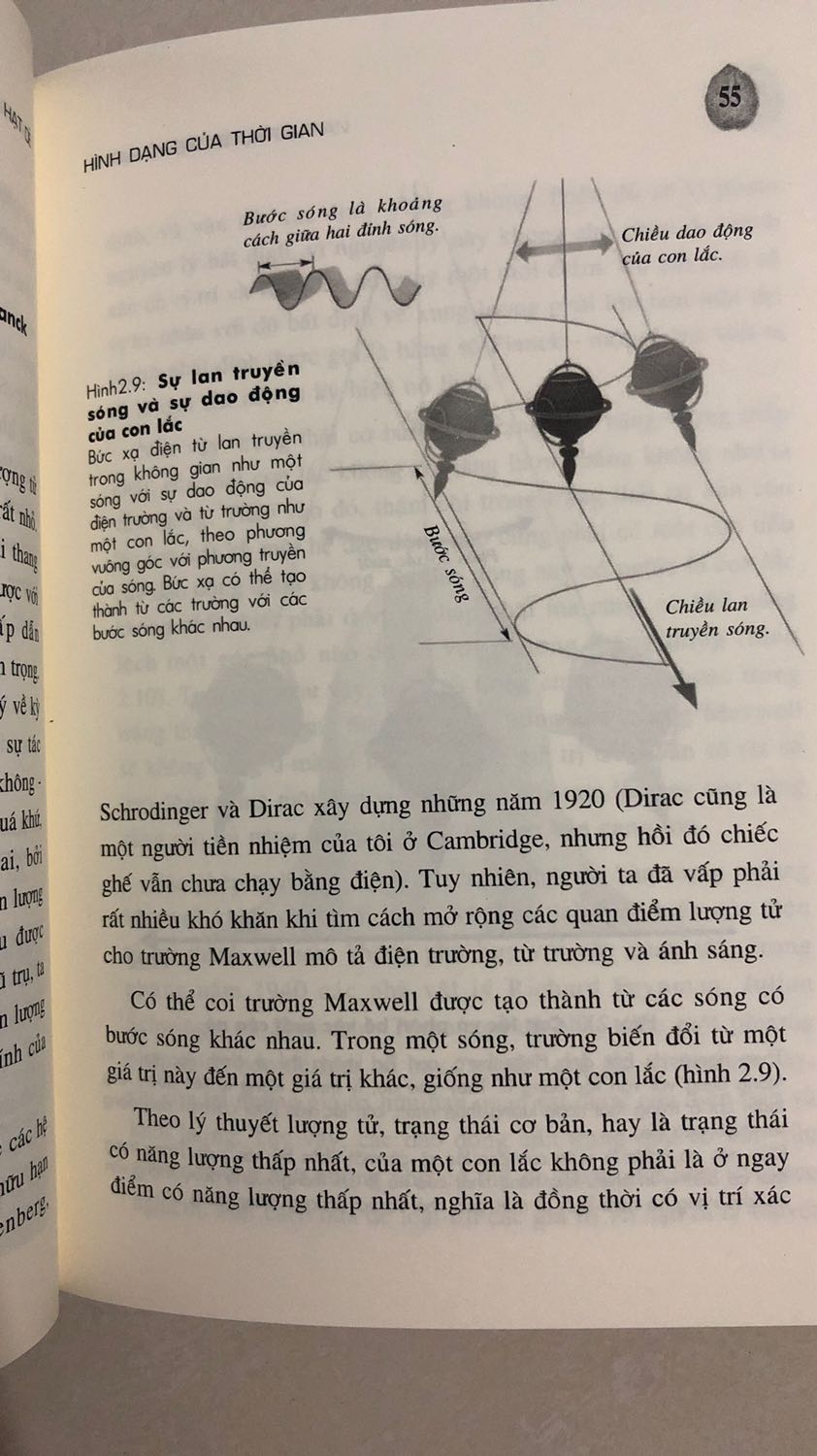 Sách khó đọc lắm. Mình đã đọc qua các cuốn sách vật lý và thiên văn khác nên cũng có chút kiến thức nhưng khi đọc cuốn này thì phải nói thật sự khó nhằn. 
Vd như từ Newton khám phá ra luật hấp dẫn, cho đến Einstein giải thích về bản chất của luật hấp dẫn nhưng còn bị 1 vấn đề cua luat hap dan chỉ có thể được giải thích bằng thuyết lượng tử, và đây là nội dung nghiên cứu của Hawking. Thuyết lượng tử chưa được phổ biến trong giáo dục đồng thời sử dụng nhiều rất nhiều mô hình khoa học, toán học cao cấp nên để hiểu được cuốn này cần phải tìm hiểu nhiều nguồn khác nữa ấy. Mình sẽ recommend đọc trước cuốn Những câu hỏi lớn về vũ trụ và cuốn Stephen Hawking minh hoạ sinh động bằng tranh để có thể ít nhất theo kịp ý của tác giả, chứ chưa đảm bảo hiểu tường tận đâu.