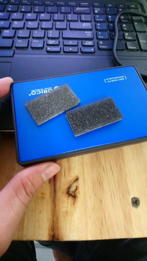 Vỏ không được khít, thấy các bạn nhận xét khi lắp ổ vào bị dơ nhưng bên trong người ta có chuẩn bị 2 miếng mút chèn nha các bạn.
cho thử ổ 2,3inch vào coppy 2Gb thấy chạy rất nhanh.
Ổn trong tầm giá. Hài lòng.