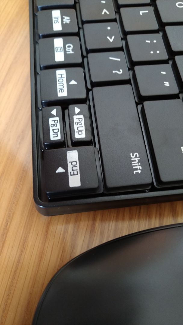 Nhận được hàng rồi. Trước mắt mọi thứ hoạt động bình thường nhưng mà nhưng mà nút mũi tên phải/end bị lộn ngược, đè kê lên nút shift bên phải. Cái này mình nạy nút ra rồi gắn lại đc ko shop?