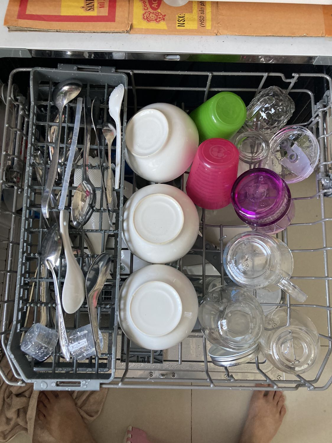 Rửa sạch và đc nhiều đồ không ngờ luôn! Nên dùng muối để tránh bị đóng cặn trên chén dĩa! Dùng thêm combo gel rửa và nước làm bóng của finish thì rửa đồ inox, thuỷ tinh sạch như mới! Không nên rửa đồ nhôm vì sẽ bị phản ứng, đóng một lớp trắng trắng! Tiết kiệm nước nhưng tốn điện!