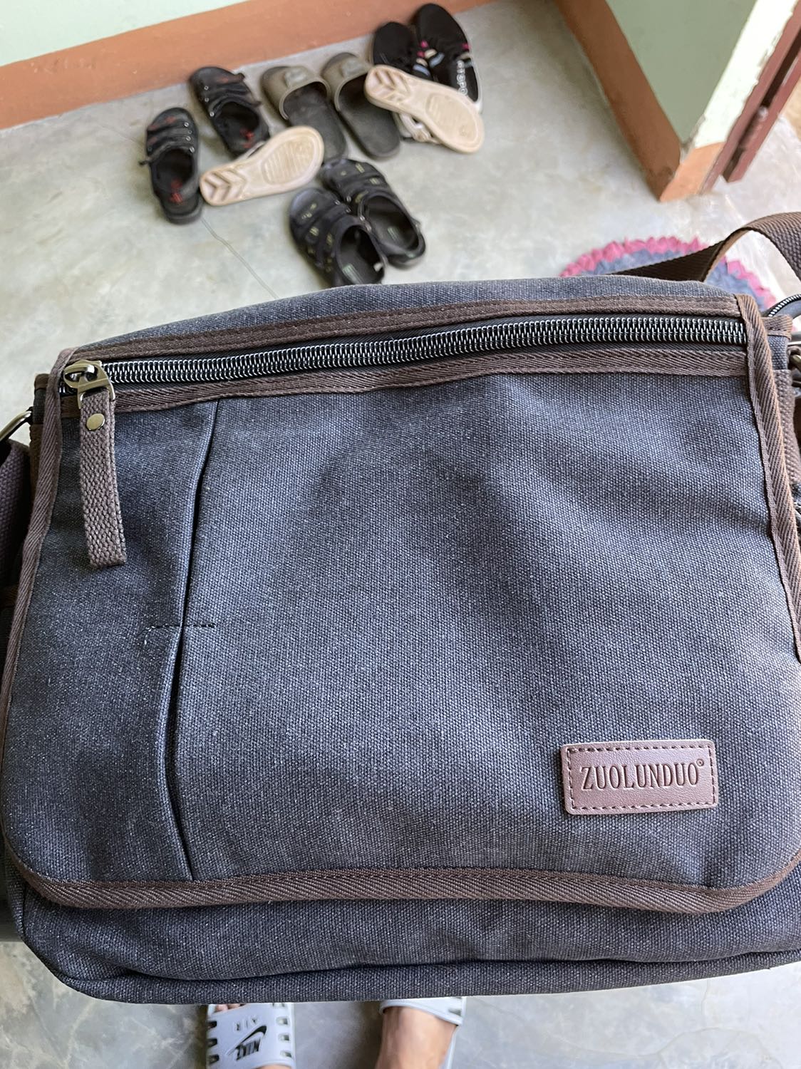 Đóng gói đẹp, kỹ càng. Túi cũng chất lượng. Nhưng tiếc là thời gian giao hàng quá lâu, gần 1 tuần. Không biết là do chính sách giao hàng của tiki hay là do bên đơn vị vận chuyển, vì vậy lần này vẫn cho 4 sao.