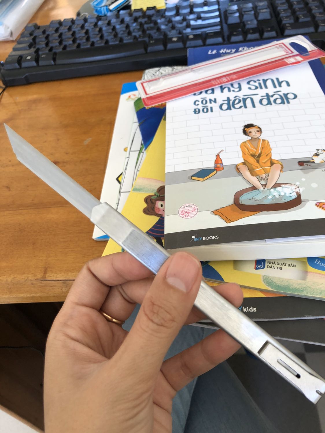 Dao rất sắc nhọn, tiện dụng. Toàn thân bằng kim loại nên cầm rất chắc tay. Hàng của deli luôn cực kỳ chất luọng. 5 sao cho Tiki vì giao hàng rất nhanh, đóng gói chắc chắn an toàn.