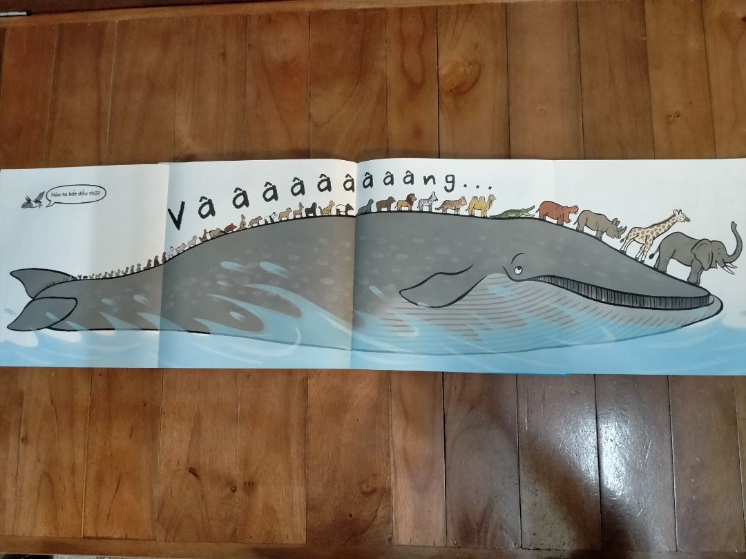 Quyển này rất phù hợp với các bé mầm non luôn ạ. Hình minh hoạ trong sách rất gần gũi, đáng yêu, đẹp cực luôn; chất giấy khá là mềm, mịn, thơm cực luôn.