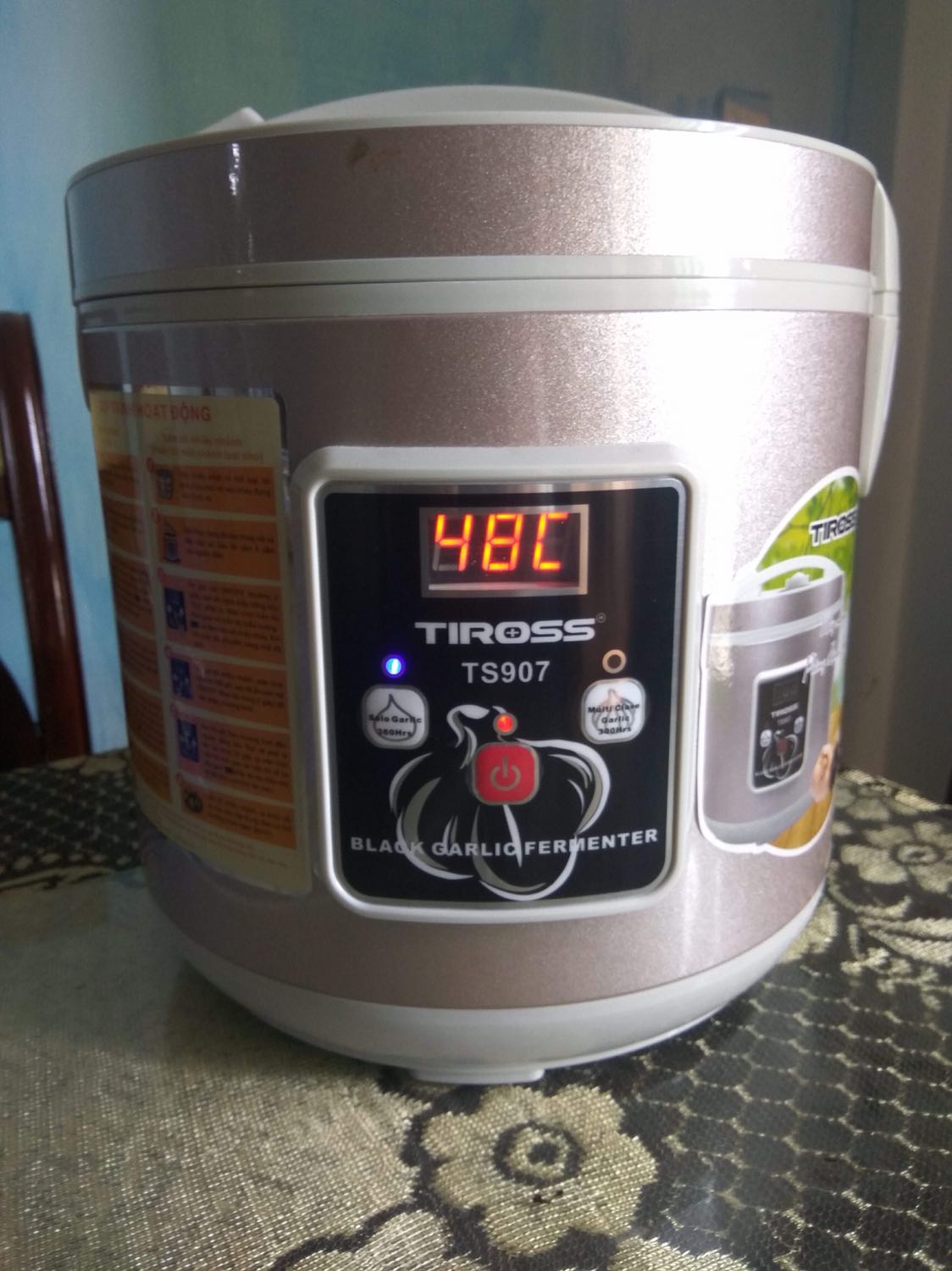 Nồi tỏi
- Đóng gói chắc chắn.
- Nồi có 2 hai chế nấu tỏi 1 nhánh và tỏi nhiều nhánh hoàn toàn tự động.
- Cách sự dụng đơn giản, nhanh gọn.
- Trong trường hợp mất điện dưới 5h thì quá trình vẫn được thực hiện tự động không cần cần chỉnh lại.
- Khay đựng tỏi 3 tầng dễ tháo rời để xếp tỏi cũng như vệ sinh.
- Không có chế độ sấy sau khi hoàn thiện quy trình ủ tỏi.
- Tỏi thành phầm cảm giác vẫn có thể hơi ướt.