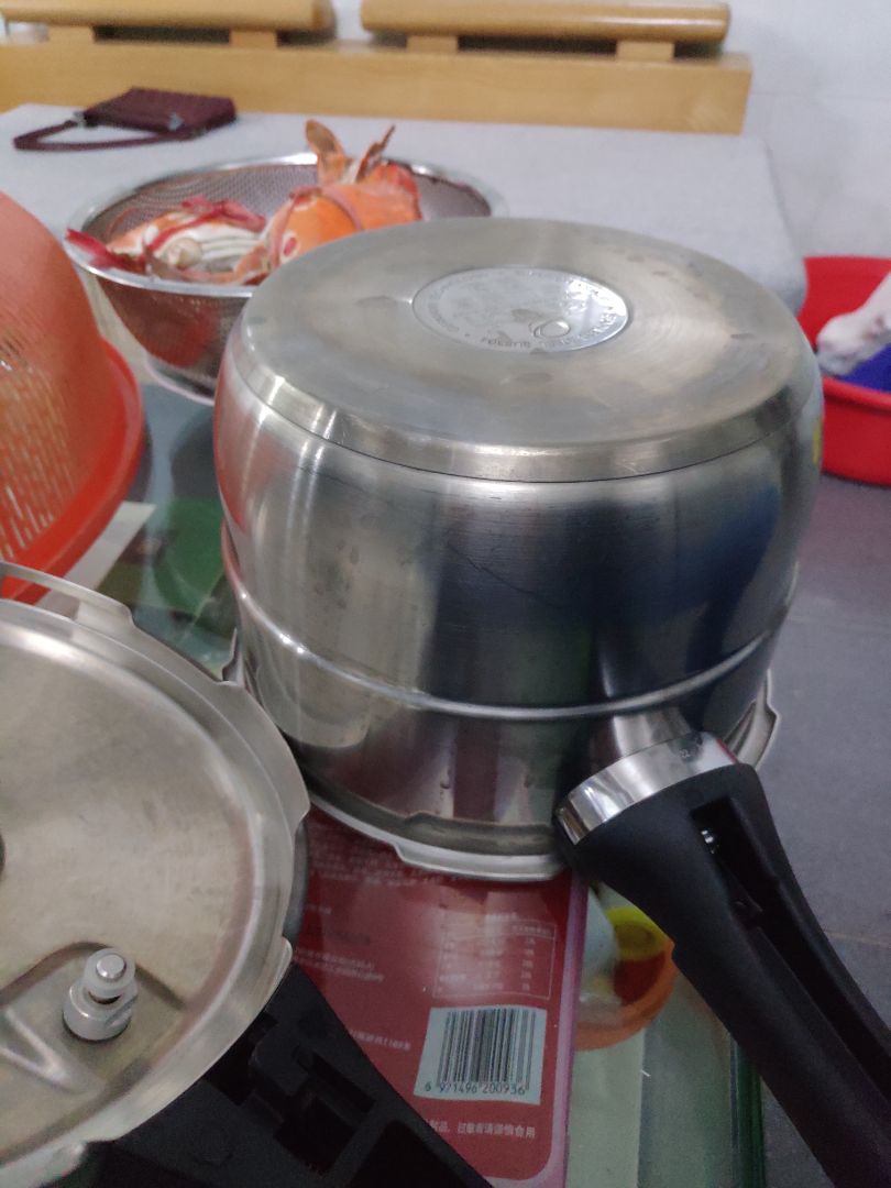 Giao hàng nhanh, đóng gói chắc chắn, nồi đẹp và đủ các phụ kiện. Áp suất không được cao lắm, van và gioăng cao su cũng không giữ hơi được lâu như loại nồi vặn tay nắm. Nồi có 2 đáy chứ không phải đúc liền như bộ Elmich của tôi. Mua hơn 1,3tr xong thì giảm giá mấy chục 1trăm k gì đó hơi buồn.