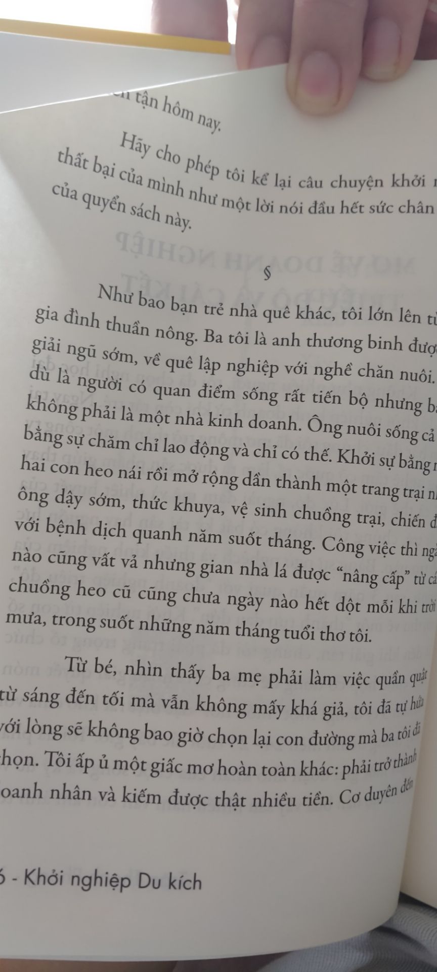 cuốn sách được bọc rất kỹ. Khởi nghiệp du kích được các anh chị trong khoá học online giới thiệu lại cho tôi. khi đọc những trang đầu tiên tôi có hy vọng rất lớn rằng cuốn sách này sẽ giúp tôi thoát khỏi tình trạng trì trệ hiện tại. tôi có khát khao thành công bằng con đường này và tôi sẵn sàng tin vào tác giả để được thành công.