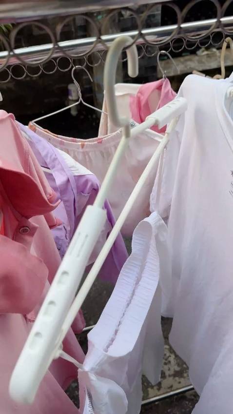 Giao đúng hàng inochi mình đặt . Khung móc dầy dặn và cứng cáp, có sẵn móc treo thêm 2 kiểu nên rất tiện lợi. Shop giao hàng cũng nhanh. Sẽ ủng hộ khi cần mua thêm