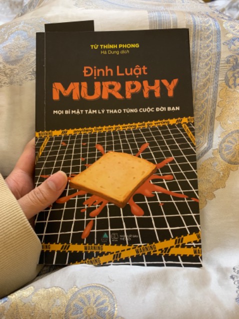 Mình ở trong nội thành thì trưa hôm trước đặt, sáng hôm sau đã nhận được hàng rồi 💞 Khi nhận được hàng mình rất hài lòng vì chú shipper rất dịu dàng và hộp bọc vuông vức, sách còn mới nguyênn :3 
Sau gần 2 ngày thì mình đã đọc xong cuốn này. Tình cờ lướt được em nó trên *** nên đặt hàng về đọc luôn. Đoạn đầu mình cảm thấy đọc khá là cuốn, tác giả lồng ghép nhiều ví dụ ngoài thực tiễn vào nên cảm giác không bị khô khan. Quả thực đọc cuốn này nhiều khúc mình phải Ồ lên vì nó đúng á mn 🥲 đúng là các quy luật, định luật, hiệu ứng có khác. Và có nhiều chương mình cảm thấy rất là biết ơn, vì cho mình rất nhiều động lực để bắt tay vào hành động, thoát khỏi vòng luẩn quẩn hằng ngày, cũng động viên ta biết đặt mục tiêu lớn để có thể khai thác được hết tiềm năng của bản thân (phân tích dựa trên các thí nghiệm khác nhau). Tuy nhiên thì đọc tới cuối mình cảm thấy hơi bị ít “cuốn” hơn một chút. Cảm giác nó khá là lí thuyết, chung chung, na ná self-help hơn, nên về cuối mình đọc khá lướt á 😓 cá nhân mình thì thấy vậy hoy. Anyway, mình vẫn thấy bé này đáng mua nhaaa 💙 Chúc mn có trải nghiệm vui vẻ