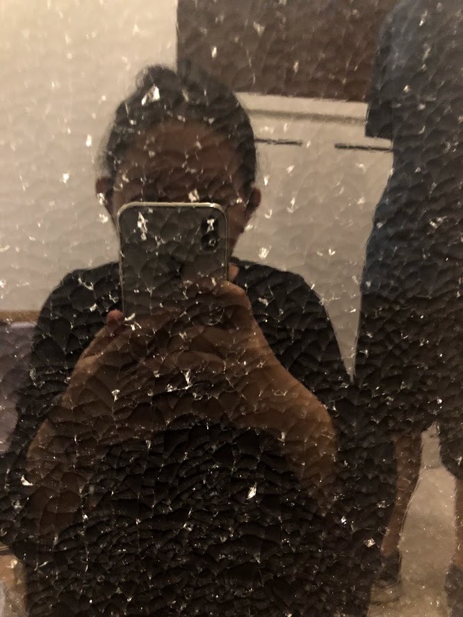 Mình không nhận xét về chất lượng sản phẩm vì đây là hàng có thương hiệu, nhưng bạn nào muốn mua sản phẩm này trên Tiki thì nên thật sự cân nhắc:
- Giá: đúng là rẻ hơn thị trường ~500k --> đây cũng là lý do mình chọn mua
- Tuy nhiên, nếu bạn tính cả công theo dõi đơn hàng, thời gian chờ nhận hàng, ngày phép nghỉ làm để nhận hàng, cảm xúc tiêu cực và bất lực khi nói chuyện với tổng đài Tiki, cảm giác bất an khi đã lỡ thanh toán tiền, cảm giác tệ hại khi nói chuyện với nhân viên giao hàng của Tiki, thì mình nghĩ 500K không đáng. Chi tiết:
  -- Đơn hàng đặt ngày 25/9 mà tới ngày 5/10 mới giao đến, trong 2 tuần đó là rất nhiều cuộc gọi tới Tiki đều nhận được phản hồi "sẽ báo lại với bộ phận liên quan". 2 tuần nhà mình không có tủ lạnh dùng. Vào ngày Tiki báo dự kiến giao hàng, mình đã phải nghỉ làm ở nhà chờ nhận hàng nhưng cuối cùng lại ko giao
  -- Nhà mình ở chung cư mà nhân viên giao hàng báo chỉ giao đến cửa, mình phải tự bưng lên. Mình không chịu, sau 1 hồi đôi co thì mình phải nhờ thêm 1 bạn nữa đến phụ bưng hàng lên cùng với nv Tiki. Có thể do hàng cồng kềnh 99kg, nhưng Tiki đã charge phụ phí hàng cồng kềnh rồi (>200k), không thể cho 1 bạn đi giao rồi nói không mang lên nhà được
  -- Lúc nhận hàng mình bận việc nên không mở ra kiểm tra, tới lúc mở ra thì tủ lạnh bể hết mặt gương, gọi điện cho Tiki thì lại một liên lúc chờ, tới hôm qua 9/10 (sau 4 ngày) mới cho người đến thu hồi tủ lạnh, hỏi khi nào hoàn tiền thì lại chờ sang tuần, không biết khi nào xong. Bạn tổng đài nói chuyện kiểu: "tiền đã trả rồi, khi nào bên em làm xong thì xong chứ chị đừng ý kiến. Em không có biết ngày nào mà báo chị đâu, ahihi, ai kêu chị ham rẻ mua của em làm gì"
  -- Ah còn chuyện về lắp đặt nữa, mình chưa tới được bước đó, nhưng bạn giao hàng ko có lắp đặt luôn, nên hoặc bạn phải tự làm, hoặc là (lại) chờ (mòn mỏi) kèm hối thúc (trong bực dọc) để có thể sử dụng được

Lời khuyên cho các bạn nếu vẫn muốn mua hàng điện máy của Tiki (chứ mình thì chắc ko bao giờ dám nữa): TUYỆT ĐỐI KHÔNG THANH TOÁN TRƯỚC, chuẩn bị sẵn 1 -2 ngày phép để ở nhà chờ nhận hàng, CHẮC CHẮN PHẢI KIỂM TRA NGAY KHI NHẬN HÀNG. Bây giờ, nghĩ đến Tiki, top of mind của mình là tiki = tệ kém