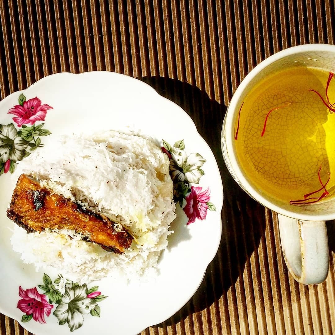 Hi shop!
Bữa mình căn sale mua 5 gram bên shop. Lúc nhận hàng thấy đóng gói đẹp và kỹ quá tính cho 5 sao luôn rồi. Nhưng thôi giữ lại để uống xem cảm nhận chất lượng có tốt không. Hôm nay dùng được gần nửa tháng rồi, có một số cảm nhận rõ rệt nên review cho shop nha:
- Trước đã từng dùng saffron của bạn mình cho để trị mất ngủ,  uống thì thấy thơm và ngon nhưng vẫn ko ngủ được. Mình uống hàng của shop mới 3-4 ngày ngủ đã dã man. 
- Sợi saffron rất dài và ngâm ra cảm giác tươi rói căng mọng. Uống thơm ngon và cảm giác mùi tự nhiên khó diễn tả lắm. Không bị mùi thơm gắt mật ong như loại cũ của mình.
- Cảm giác da bớt sạm và hồng hào, cái này các chị em trong công ty nói chứ thực tình mình cũng chưa nhận ra khác biệt nhiều, chắc có lẽ cần dùng lâu để hiệu quả rõ rệt hơn. Có mụn là thấy giảm rõ ràng nhất. 
- Thề luôn đây là công dụng tuyệt vời và mình khoái nhất. Đang bị bao tử hành uống vào cảm giác dễ chịu ngay.
- Đó là một số công dụng mà mình cảm nhận rõ ràng nhất, còn về các công dụng khác thì chắc để thời gian trả lời . Nhưng tóm lại là rất hài lòng với sản phẩm của Kingdom Safforn, hy vọng review này sẽ giúp shop bán đắt hàng hơn, thay cho lời cảm ơn của mình nha.