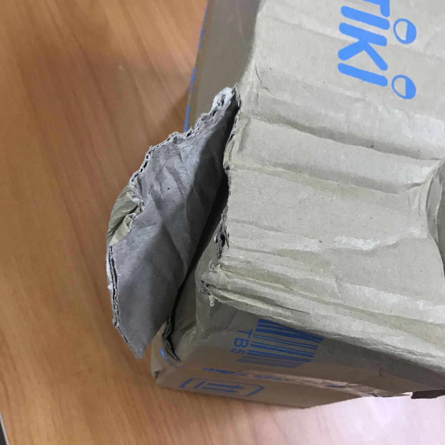 Lúc ra nhận thấy cái hộp bung ra như hình muốn đau tim, ko hiểu sao bên tiki đã note chữ rất bắt mắt là hàng cực kì dễ vỡ mà bên vc vẫn quăng hàng ko thương tiếc, hên ở trong hộp sữa vẫn nguyên vẹn. Lúc ra nhận thấy cái hộp bung ra như hình muốn đau tim, ko hiểu sao bên tiki đã note chữ rất bắt mắt là hàng cực kì dễ vỡ mà bên vc vẫn quăng hàng ko thương tiếc, hên ở trong hộp sữa vẫn nguyên vẹn.