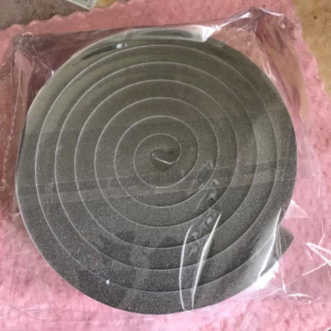 Hàng chuẩn chỉ, gói hàng rất cẩn thận chỉn chu. M dán 1 cửa mua tạm 3 cuộn về dán thấy ok lắm. M dán phòng ngủ để hạn chế mùi thức ăn từ bếp bay vào. Thấy hiệu quả lắm, biết thế mua sớm. Ngoài ra dán vào cũng có tác dụng cách âm ko nghe thấy tiếng phòng khách vẳng vào như trước. Nói chung ok ok