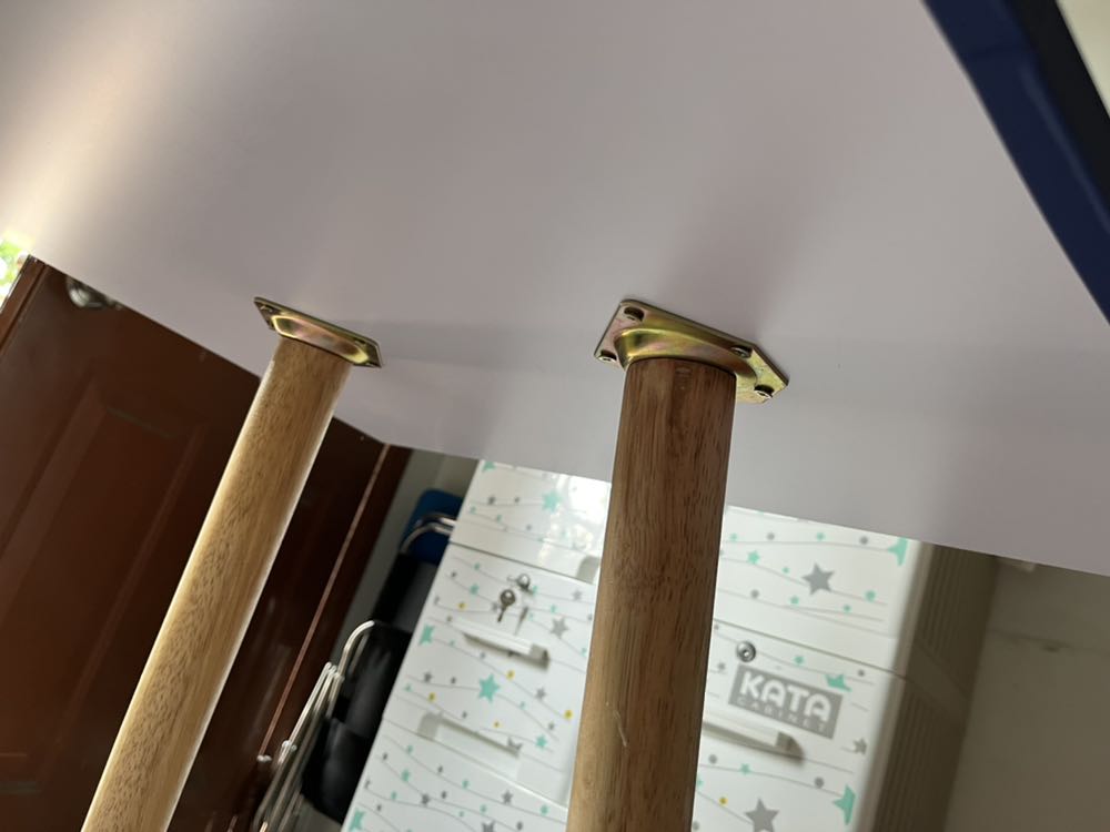 Bàn chênh vênh. Phải tựa vào tường mới tạm ổn chút. Thấy vote nhiều sao nên mới tin mua. Nhưng sản phẩm không được như suy nghĩ. Khá tệ. Bạn nào đang định mua thì nên suy nghĩ lại. 450k cho cái mặt bàn xộc xệch thì y chang việc nén tiền qua cửa sổ.