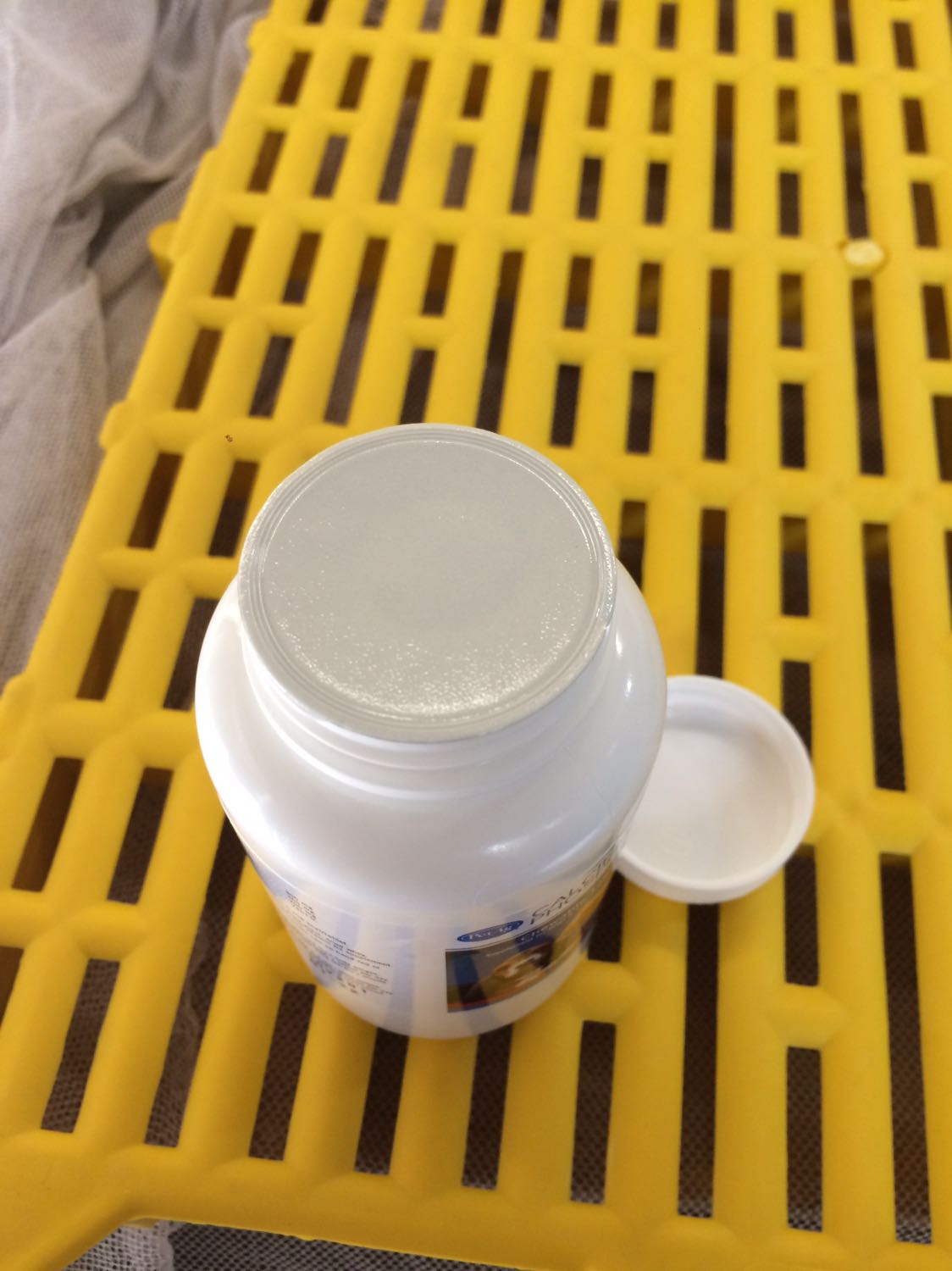 Viên mềm dễ bẻ, cũng rất to, cho cún tự nhai được, date cũng rất mới, mình mua của Kun miu pet shop cùng với sàn nhựa lót chuồng, 
thấy hàng khá ổn nhé