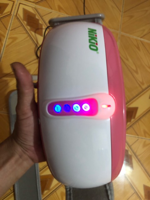 giao nhanh,nhìn bề ngoài gia công bình thường ,nút bấm êm dễ nhìn dễ sử dụng ,rung 4 chế độ và khá mạnh ,chế độ auto khá tiện,đèn led chớp nháy đỏ chờ và xanh sẵn sàng khá hay.độ ồn chấp nhận dc.dây của adapter 12v cũng dài và chưa đủ chắc chắn ,đây cũng là nhược điểm của máy do không tiện di chuyển vì sử dụng cục nguồn câp .thông số ghi trên đai là 27w mà cục nguồn có 12v 2A tính ra cục nguồn có 24w 🙄.gì z chời.