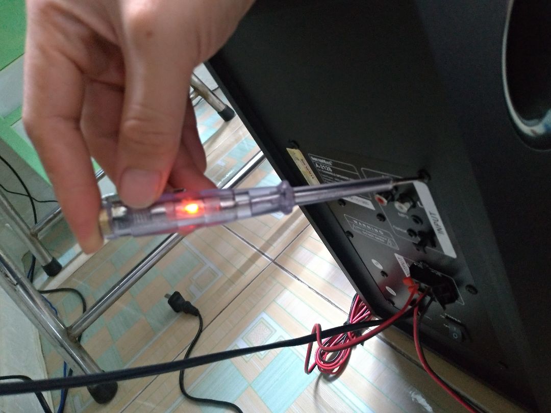 Loa chạm vào bị điện giật !
Vừa nhận loa trưa nay...cắm vào *** thử loa bị ù...cứ nghĩ là do loa vệ tinh cắm dây chưa ăn nên thử cắm lại vô tình chạm vào những ốc vít phía sau loa thì bị điện giật...mình có dùng bút thử điện thử lại thì toàn bộ ốc bắt sau thùng loa kể cả 2 đầu cắm jack hoa sen đều có điện ! 
Mình muốn đổi lại sản phẩm khác nhờ Tiki giải quyết dùm mình !