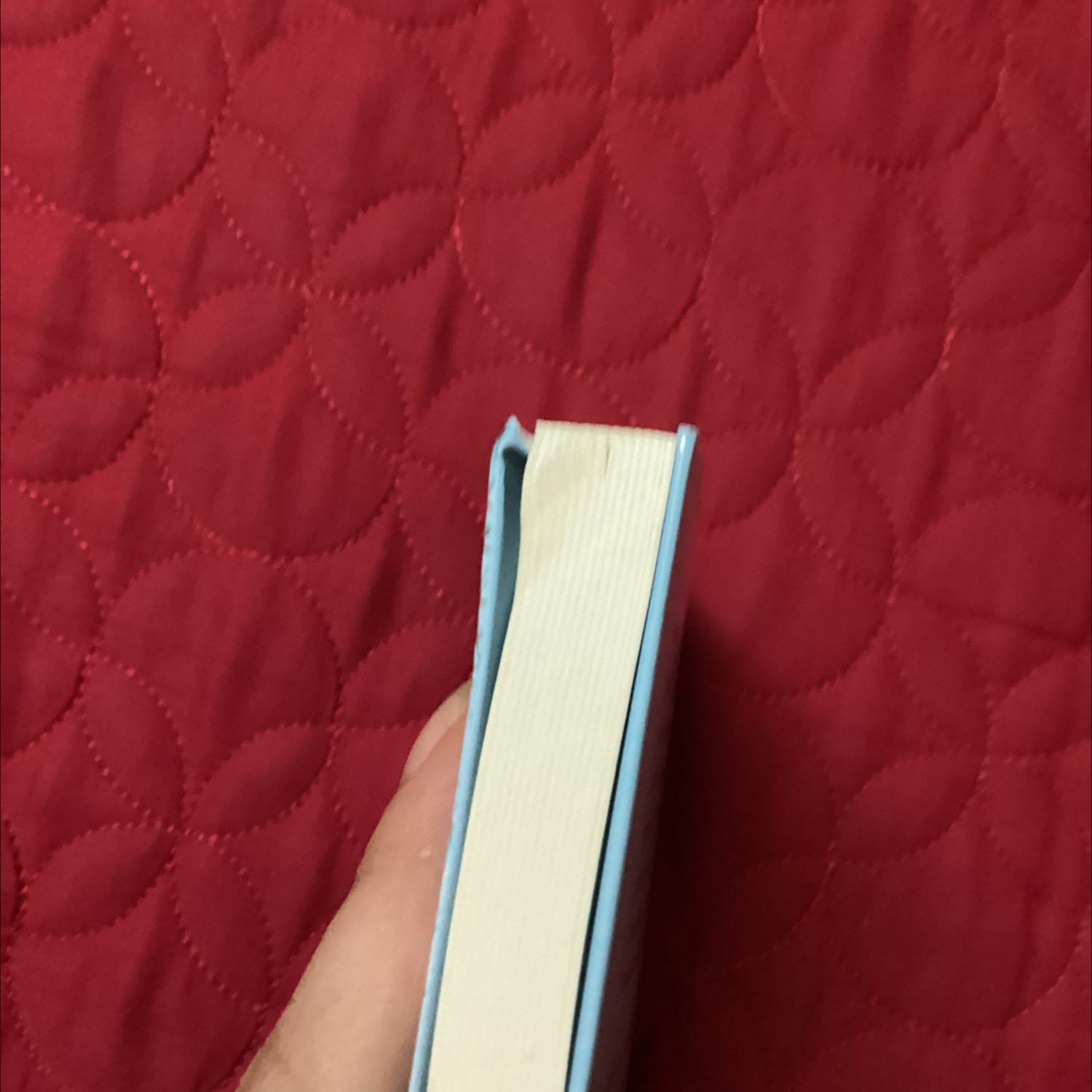 Sách bị gấp :((( rất không hài lòng về cách đóng gói này