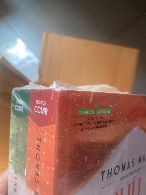 Mua sách giá cũng không phải rẻ, đơn hơn 3***₫ mà gói sách nhìn chán thiệt sự! Bọc chống sốc khá rẻ, khoảng 800₫/m nếu mua lẻ mà Tiki cũng không trang bị mà gói sách cho khách được hay sao, để sách đến tay khách thì quăn gáy, dập gáy! Sau một thời gian quay lại mua sách trên Tiki cũng chẳng thấy Tiki có thay đổi gì dù vấn đề gói hàng ẩu đã bị phản ánh rất nhiều lần! Quá thất vọng!