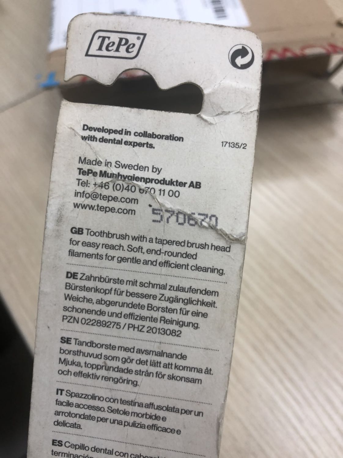 Rất tệ, như hàng tồn kho từ rất lâu. Bụi bẩn...