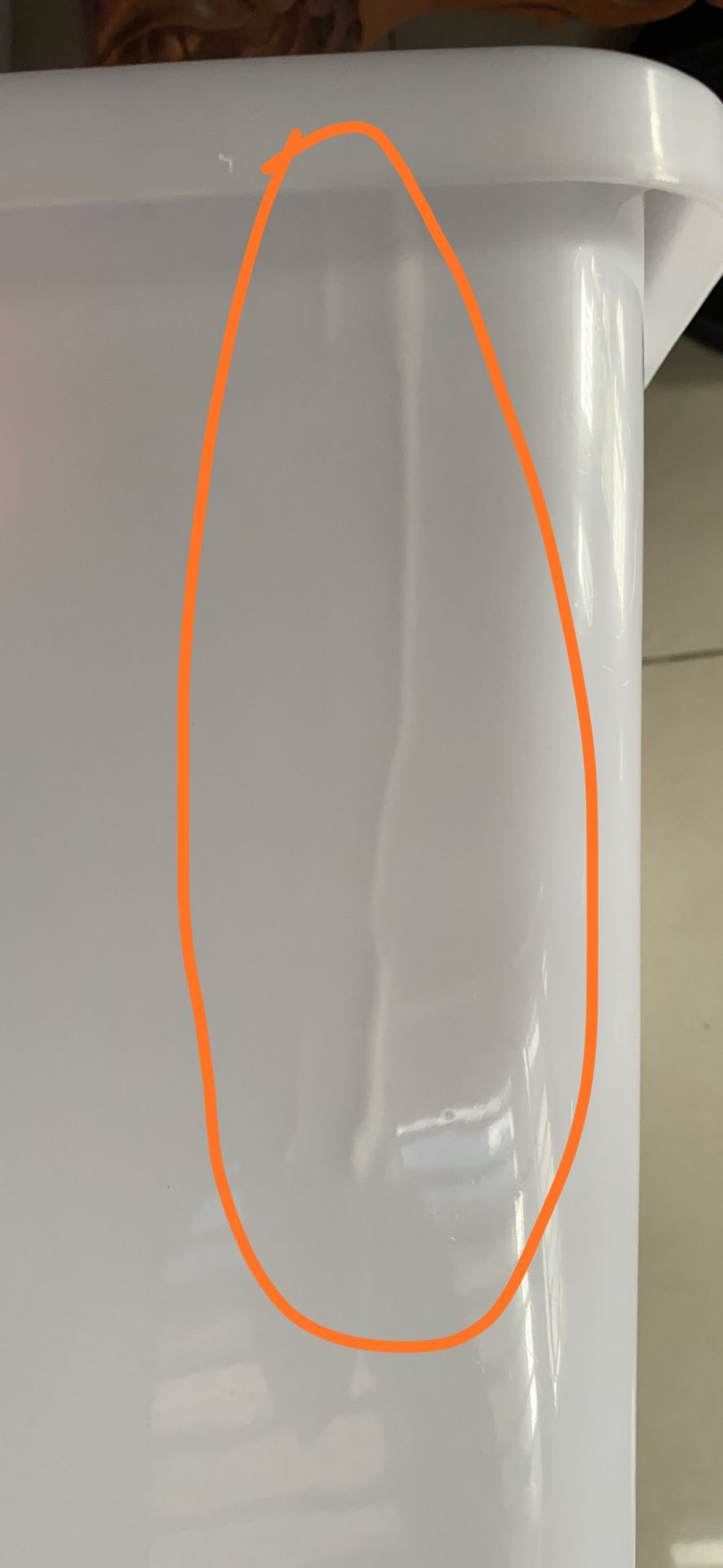 Mình đi công tác nhờ người nhà nhận hộ sản phẩm. lúc về thì thấy sản phẩm lỗi như hình. Tuy nhiên do đã quá 48g nên tiki ko xử lý đổi trả được. Khá thất vọng khi buộc phải sử dụng sản phẩm lỗi này.