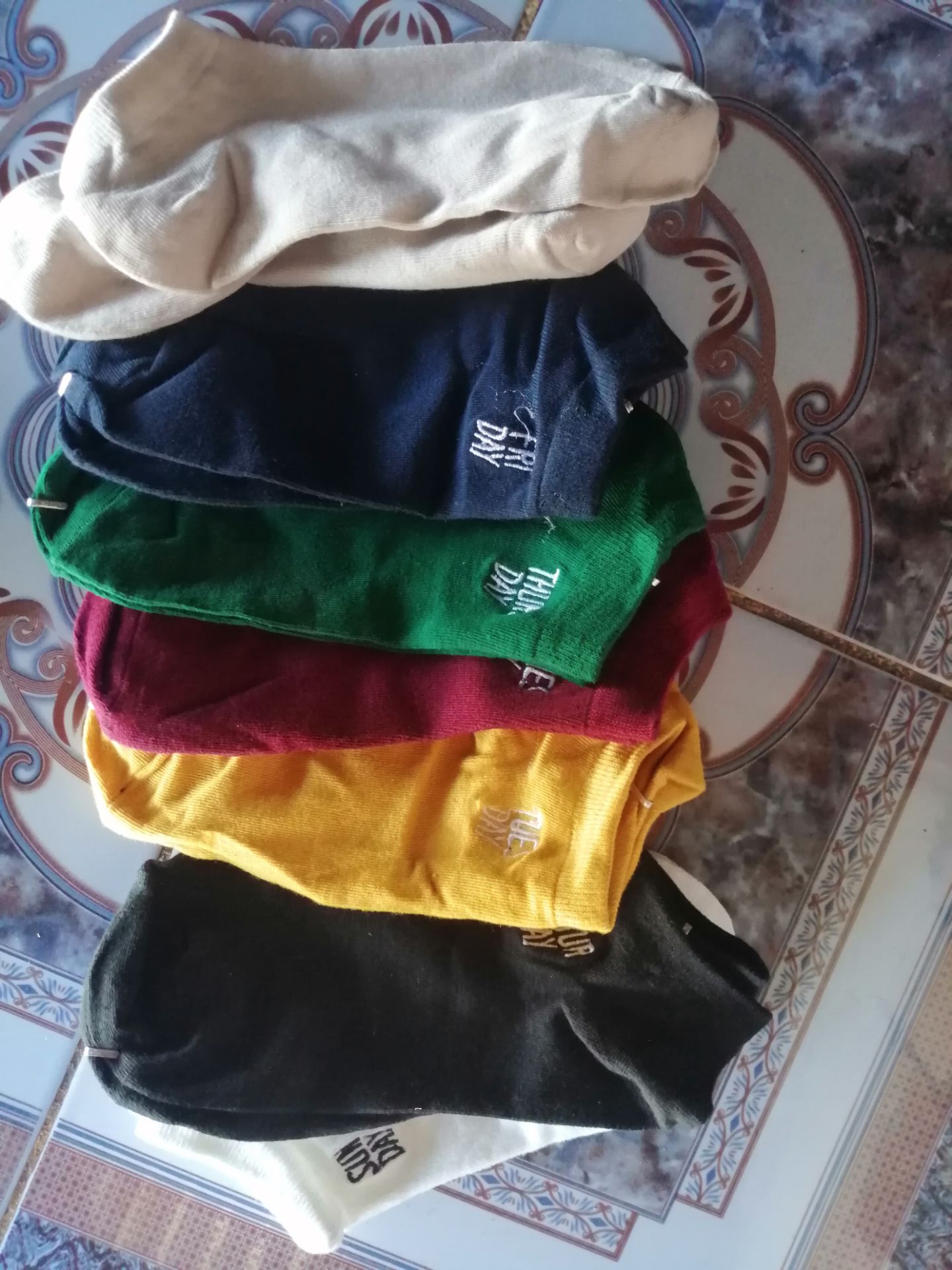 Shop giao sai mẫu rồi mà màu cũng không giống trong hình nữa. Với lại vải mỏng k dc dày như trong hình