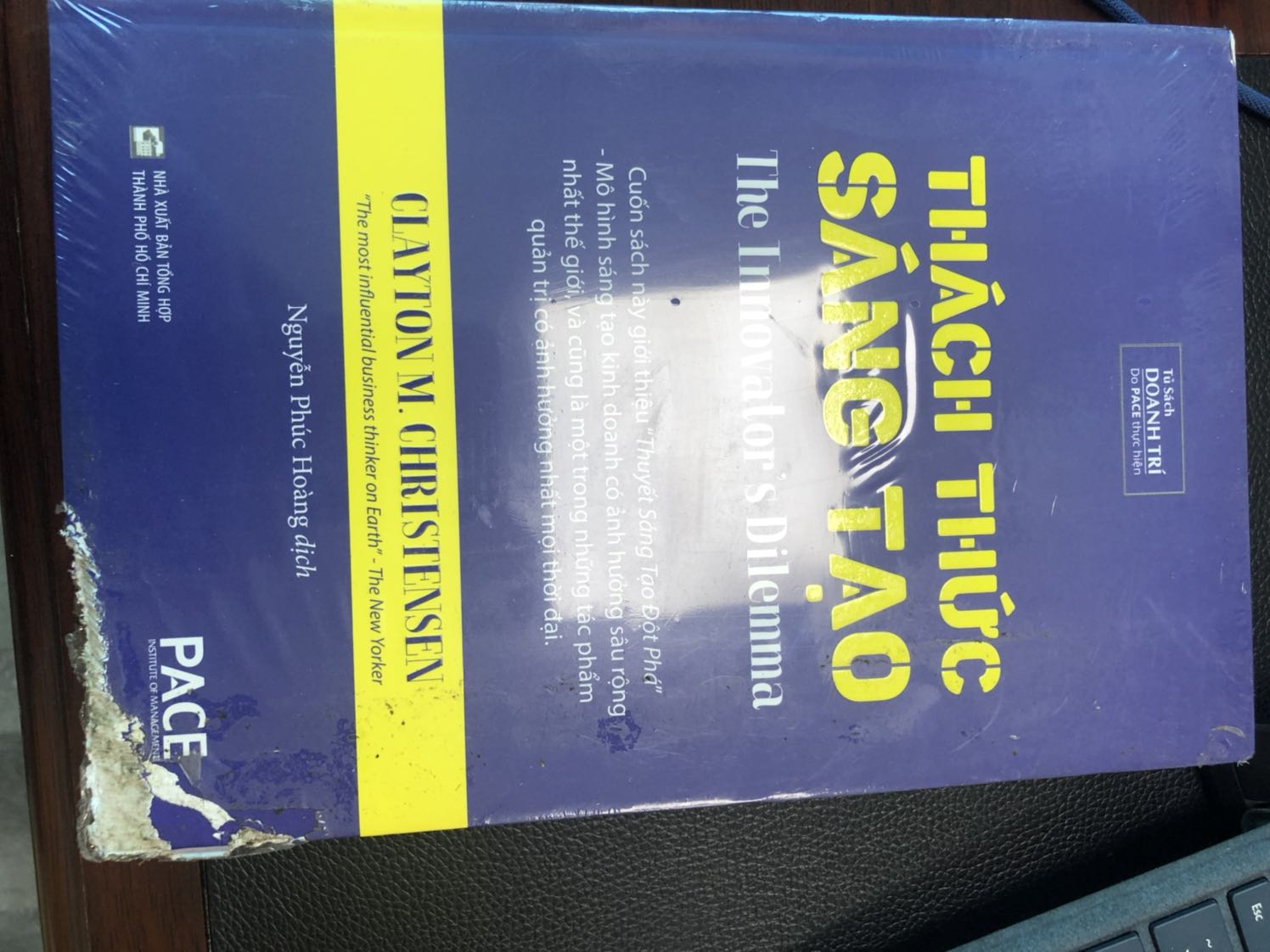 Hi Tiki, 
Mình mới nhận sách sáng nay, tổng cộng 4 quyển sách. Trong đó có quyển "Thách Thức Sáng Tạo" bìa 1 góc phải bên dưới bị hư như bị mối mọt hay chuột cắn vậy! 
Lần đầu tiền mua sách trên TiKi lại bị trường hợp như vậy. Tiki vui lòng đổi lại quyển khác cho mình! 
Cám ơn nhiều!